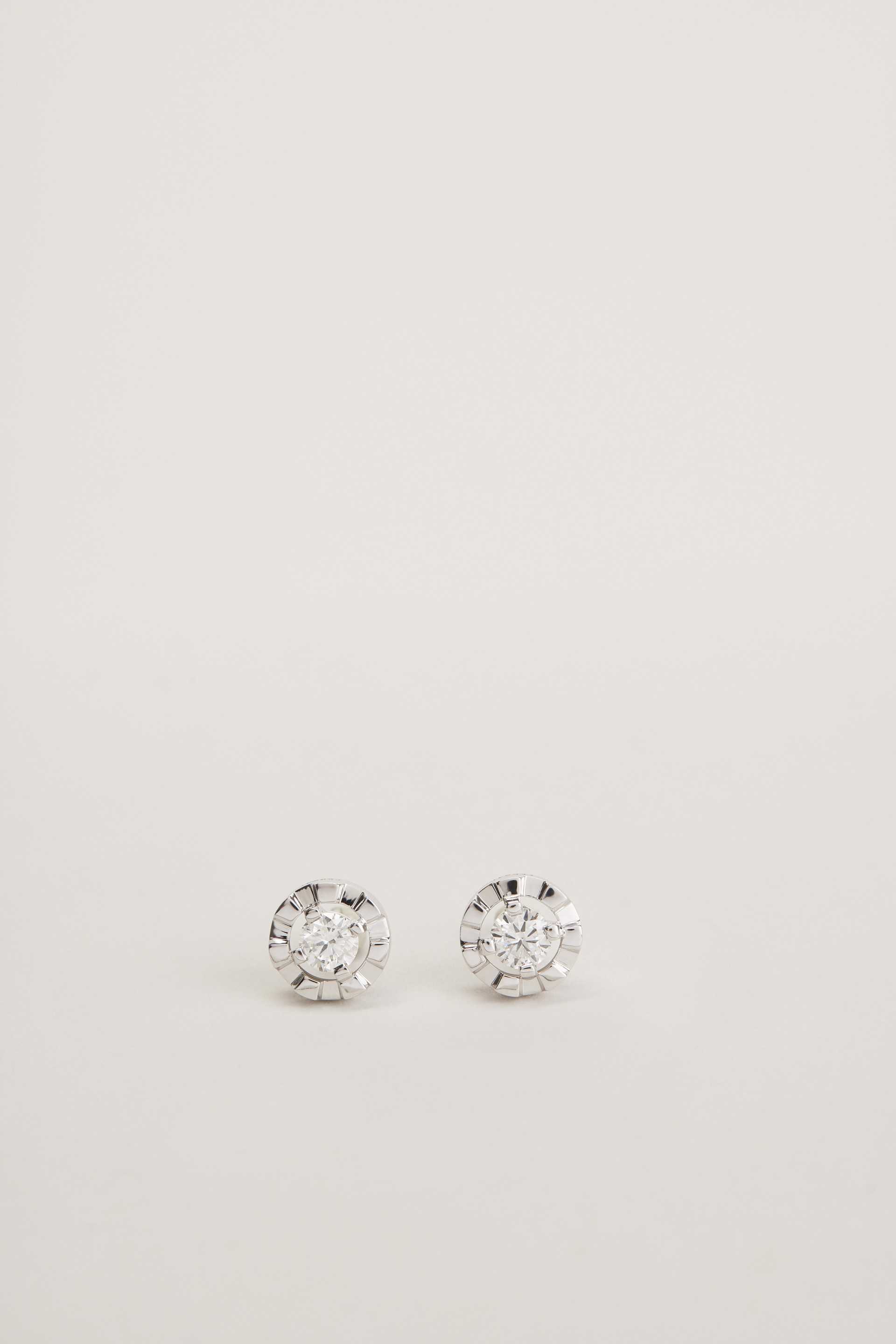 Paris White Gold Solitaire Earring